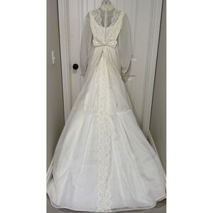 Vintage 1960s/70s  Lace Wedding Dress Train Size 8 Bow